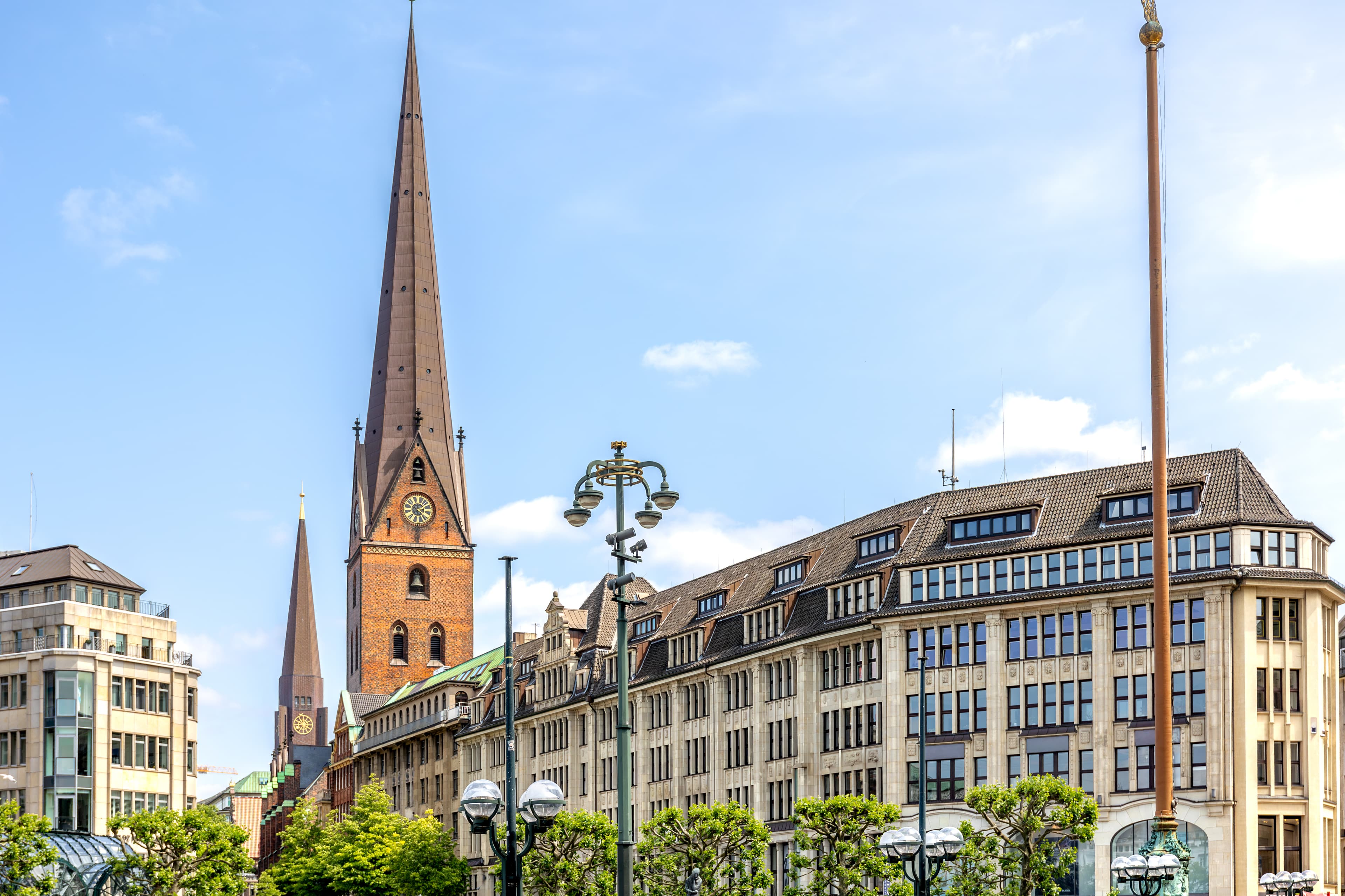 Stadtbild mit Kirchturm und historischer Architektur